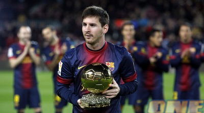 ליאו מסי מציג את כדור הזהב (רויטרס)