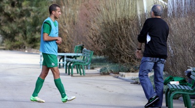 אביחי ידין נוטש את האימון אחרי שנפגע באגודל (יניב גונן) אביחי ידין נוטש את האימון אחרי שנפגע באגודל (יניב גונן)