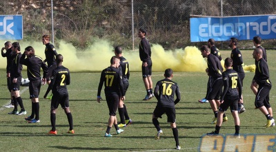 שחקני בית&qout;ר באימון. יהיו חמים כמו רימון העשן? (גיא בן זיו)