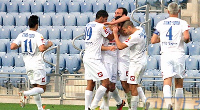 שחקני מכבי פ&qout;ת חוגגים עם שריקי (משה חרמון)