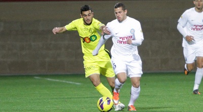 יוסי שבחון תופס את רועי לוי (יניב גונן)