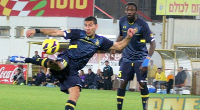 איתן טיבי משחרר את הבעיטה (משה חרמון) איתן טיבי משחרר את הבעיטה (משה חרמון)