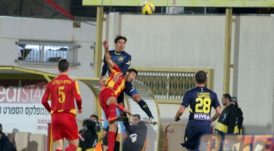 יואב זיו נוגח מעל עופר ורטה (משה חרמון) יואב זיו נוגח מעל עופר ורטה (משה חרמון)