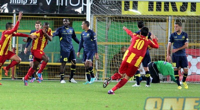 יאיא פטי מכניע את ברק לוי (משה חרמון) יאיא פטי מכניע את ברק לוי (משה חרמון)