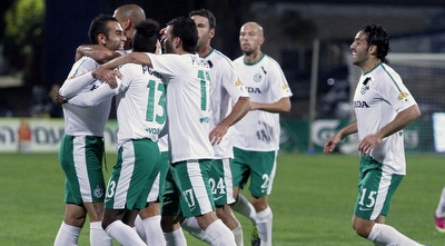 עמאשה חוגג את השער עם חבריו (יוסי ציפקיס)