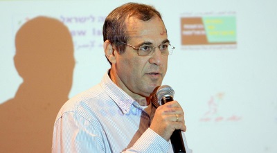 מוטי אקסמיט, דובר איגוד הכדורסל (יניב גונן)