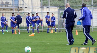 גוטמן ואבוקסיס צופים על שחקני הנבחרת באימון (חגי ניזרי)