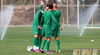 שחקני מכבי חיפה מחלקים &qout;כאפות&qout; לפילאבסקי (יניב גונן)