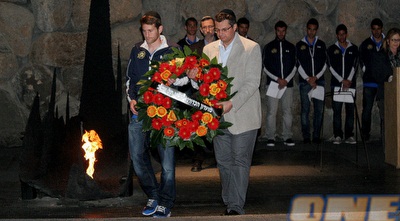 שרן ייני וג´ק אנגלידיס מניחים זר ביד ושם (משה חרמון)