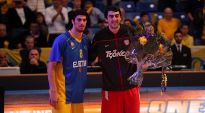 אליהו מעניק פרחים לשרמאדיני (יוסי ציפקיס)