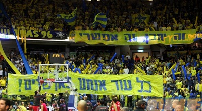 אוהדי מכבי ת&qout;א דוחפים את קבוצתם (יוסי ציפקיס)