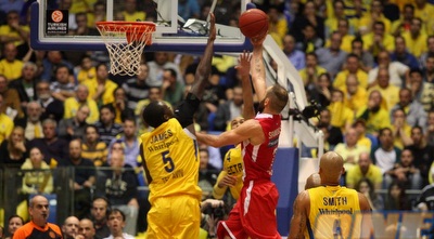 ספאנוליס עולה לסל מול ג´יימס (יוסי ציפקיס)