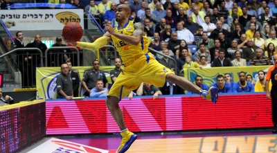 דייויד לוגאן מרחף (יוסי ציפקיס)