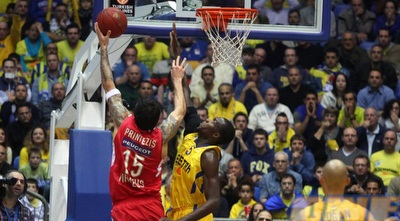 פרינטזיס בדרך לסל, אוהיד מכבי מתפללים מאחורי הסל (יוסי ציפקיס)