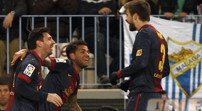 מסי חוגג עם אלבס ופיקה (רויטרס)