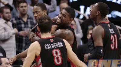 שחקני טורונטו חוגגים עם דרוזן (רויטרס)