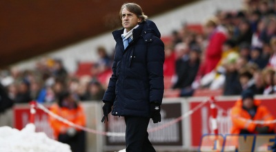 רוברטו מנצ´יני כשברקע השלג שפונה מהמגרש (רויטרס)