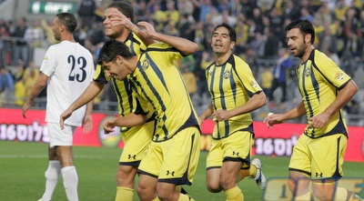 עטר, זיו ולוגסי חוגגים עם מיכה (משה חרמון)