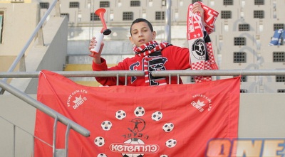 אוהד הפועל ת&qout;א במשחק של עכו נגד מכבי (משה חרמון)