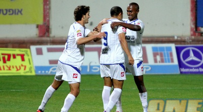 טקה חוגג עם פרננדס (יניב גונן)