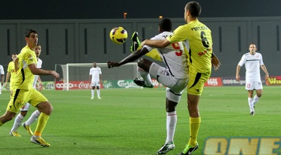 עידו לוי שומר על דוד מנגה (חגי ניזרי)