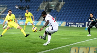 דוד מנגה מגביה כדור (חגי ניזרי)