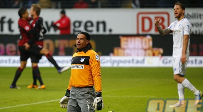 שחקני האנובר חוגגים על רקע טים ויסה המאוכזב (רויטרס)