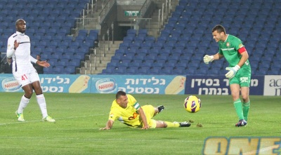 סבע מחמיץ מול ארקיו בקרב בין שני הקפטנים (חגי ניזרי)