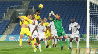 איתי ארקין יוצא לכדור גובה (חגי ניזרי)