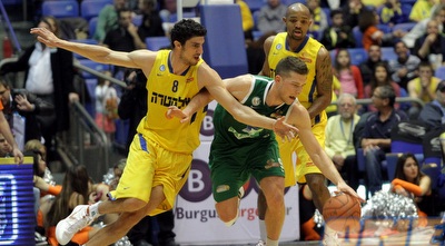 גל מקל מנסה לברוח מליאור אליהו (יניב גונן)