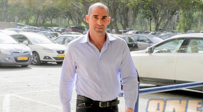 קורנפיין מגיע לפגישה עם לוזון (משה חרמון)