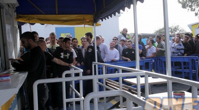 אוהדי מכבי ת&qout;א בתור לרכישת כרטיסים לדרבי (יניב גונן) אוהדי מכבי ת&qout;א בתור לרכישת כרטיסים לדרבי (יניב גונן)