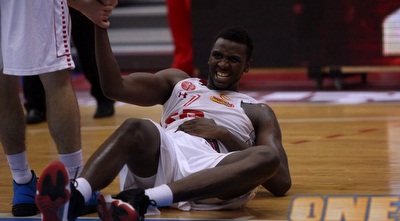 קרטיס קלי. הפועל ת&qout;א מתקשה להסתדר עם שני זרים (יוסי ציפקיס) קרטיס קלי. הפועל ת&qout;א מתקשה להסתדר עם שני זרים (יוסי ציפקיס)