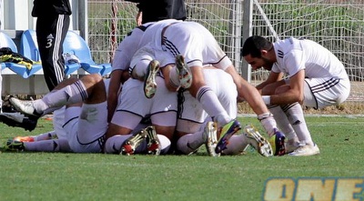 שחקני אסי חוגגים עם ברוקס (יניב גונן)