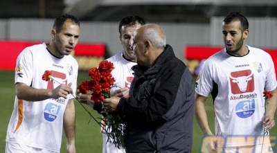 בבית&qout;ר מחלקים פרחים (יוסי ציפקיס) בבית&qout;ר מחלקים פרחים (יוסי ציפקיס)