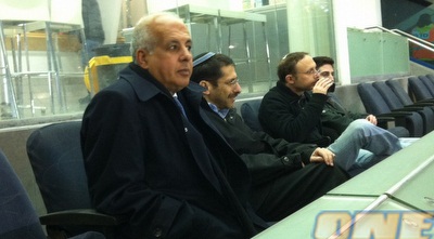 אבי לוזון וחבר הכנסת אורי אורבך ביציע בטדי (גיא בן זיו) אבי לוזון וחבר הכנסת אורי אורבך ביציע בטדי (גיא בן זיו)