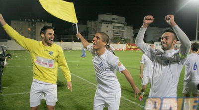 שחקני יבנה חוגגים (משה חרמון)