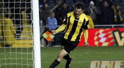 וחוגג (יוסי ציפקיס) וחוגג (יוסי ציפקיס)