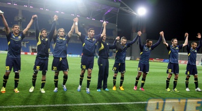 שחקני מכבי ת&qout;א חוגגים (יניב גונן)