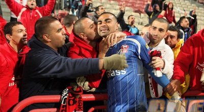 מחמוד קנדיל חוגג עם אוהדי סכנין. גיבור הרגע  (עמית מצפה)