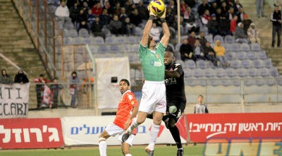 גליל בן שנן תופס כדור לפני טוטו תמוז (משה חרמון)