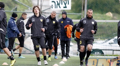 סדייב וקאדייב, חבל שמתסכלים להם בתעודת זהות ולא ברגליים (יוסי ציפקיס)