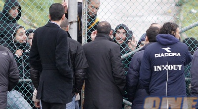 קורנפיין מדבר עם אוהדים  (יוסי ציפקיס)