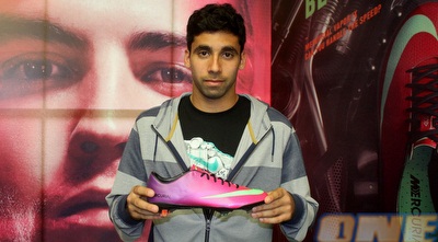 עזרא עם הנעל. מעדיף בצעים ירוק-לבן (חגי ניזרי) עזרא עם הנעל. מעדיף בצעים ירוק-לבן (חגי ניזרי)