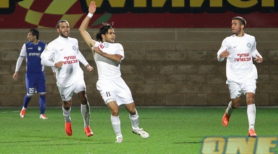 קדוסי חוגג עם גיא דיין ושגיב כהן. יהיה בהרכב? (יניב גונן) קדוסי חוגג עם גיא דיין ושגיב כהן. יהיה בהרכב? (יניב גונן)