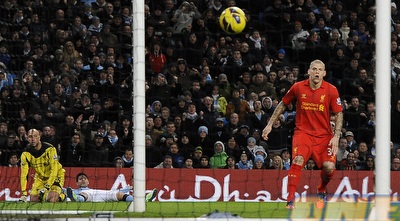 אגוארו מביט בשכיבה על הכדור שלו חודר לרשת. שער גדול (רויטרס) אגוארו מביט בשכיבה על הכדור שלו חודר לרשת. שער גדול (רויטרס)