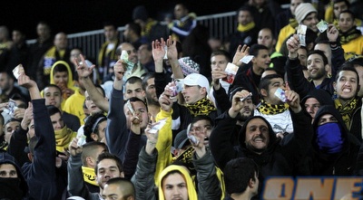 אוהדי בית&qout;ר. חלק יגיבו בבוז וחלק בכפיים לסדייב (יוסי ציפקיס)