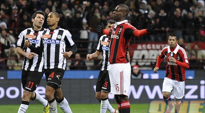 באלוטלי חוגג כמו שרק הוא יודע. יוכל להסתכל על עצמו בחצר (רויטרס) באלוטלי חוגג כמו שרק הוא יודע. יוכל להסתכל על עצמו בחצר (רויטרס)