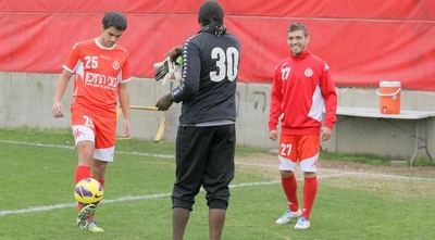 טיאגו קוסטה, דוד רוצ´לה ואפולה אדל. הפורטוגלי נהנה בארץ (משה חרמון) טיאגו קוסטה, דוד רוצ´לה ואפולה אדל. הפורטוגלי נהנה בארץ (משה חרמון)