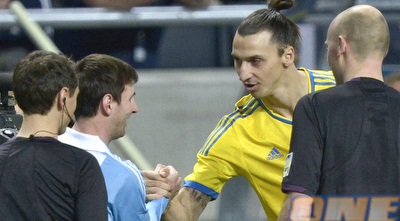 שני פנומנים לוחצים ידיים. איברהימוביץ´ ומסי (רויטרס)